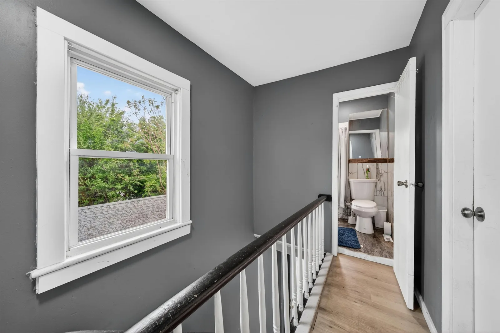 Full bathroom off the upstairs landing